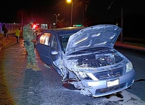 ¡POR DORMILONA CHOCA CON POSTE EN LA BOTICARIA! -Frente al Cuartel Militar