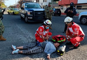 ¡LA BAJAN DE LA MOTO DE UN LLEGUE!