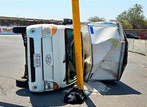 ¡MEDÍA DE MÁS! - VUELCA AL IMPACTARSE CON LOS TUBOS