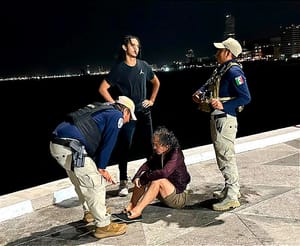 ¡DA SU MAL PASO Y CAE A LAS ESCOLLERAS! - *Pudieron sacarlo antes de que fuera jalado por el mar