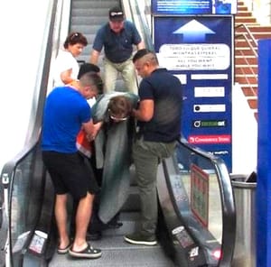 ¡TROPEZÓN EN LAS ESCALERAS DEL AEROPUERTO! - CON GOLPE