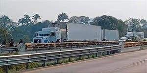 ¡MATAN A UN TRAILERO! - APROVECHARON EL BLOQUEO  PARA ASALTARLO Y TERMINAN DISPARANDOLE