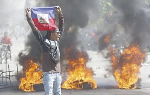 ¡HAITÍ VIVE UNA NOCHE DE ENFRENTAMIENTOS Y UN ATAQUE A LA SEDE DEL MINISTERIO DEL INTERIOR!