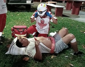 ¡SE METE A DEFENDER A LA VECINA Y ES APUÑALADO!