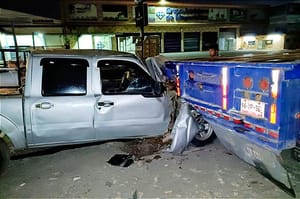 ¡SE LE IMPACTA AL TRÁILER ESTACIONADO!