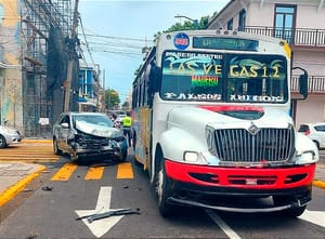 ¡CHOCAN FRENTE A LA CASA DE BENITO JUÁREZ! - COLISIONAN URBANO Y AUTOMÓVIL