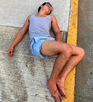 ¡TREMENDA PARRANDA! - SE LA CURA EN LA BANQUETA!