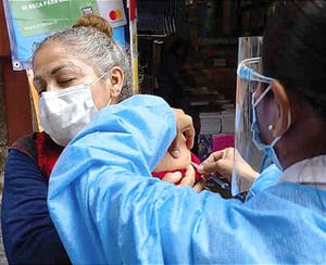 ¡ESCASEAN VACUNAS CONTRA EL SARAMPIÓN PARA ADULTOS!