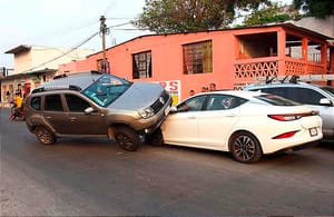 ¡SE LE MONTÓ A UN AUTOMÓVIL! - *APARATOSO ACCIDENTE EN LA AVENIDA YAÑEZ