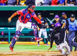 ¡EVITAN LA BARRIDA! - *Con Casa Llena en la Novena, Cacao Valdez Manda el Duelo a Extra Innings.
