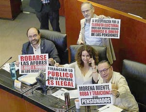 ¡REBAMBARAMBA EN EL SENADO! -  *ACUSACIONES, MANTAS Y DESORDEN