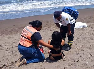 ¡SE AHOGA TURISTA EN PLAYA DE TECOLUTLA! - *Habían llegado del EDOMEX para disfrutar del mar y al entrar a nadar fueron jalados por la marea