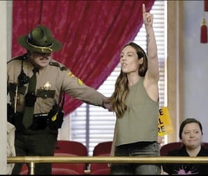 ¡TENNESSEE APRUEBA LEY QUE PERMITE A PROFESORES PORTAR ARMAS OCULTAS EN ESCUELAS!