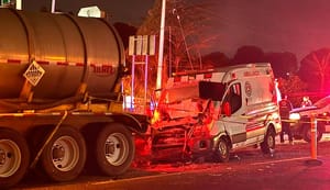¡AMBULANCIA SE IMPACTA CONTRA UN TRÁILER Y UNA MUJER PIERDE LA VIDA! - EL TRÁILER ESTACIONADO EN LA ORILLA DE LA AUTOPISTA NUEVO TEAPA-COSOLEACAQUE