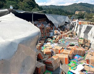 ¡VOLCÓ TRÁILER CARGADO CON LIBROS DE TEXTO! - Y OTRA VOLCADURA EN LAS CUMBRES DE MALTRATA