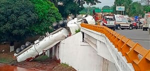 ¡CARGADA CON MELAZA VUELCA Y CAE DEL PUENTE! - *CIERRE PARCIAL DE LA 150