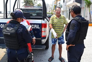 ¡QUISO ESCAPAR CON UNA CHEVE Y LO ENCIERRAN EN EL OXXO!