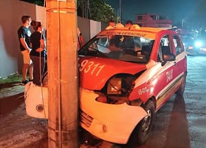 ¡TRANCAZO CONTRA POSTE DE CFE!