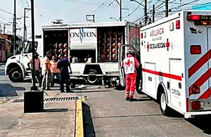 ¡MAMÁ Y SU HIJO CHOCAN SU MOTO CONTRA CAMIÓN REPARTIDOR DE AGUA!