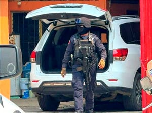 ¡HAY OCHO DETENIDOS! - *No Aparecen Emma y Santiago