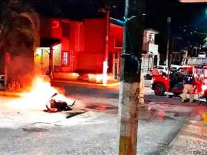 ¡SE QUEMA MOTOCICLETA EMBESTIDA POR CAFRE!