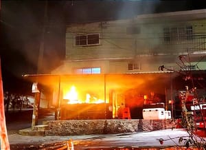 ¡SE INCENDIA LOCAL DE HAMBURGUESAS EN XALAPA!