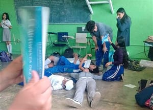 ¡MAESTRO DE SECUNDARIA EN COATZA ENCIERRA A ALUMNOS EN EL SALÓN SIN AIRE ACONDICIONADO Y A 50 GRADOS!