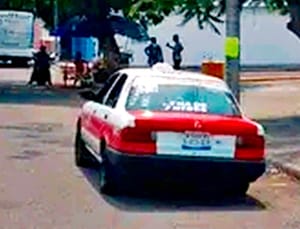 ¡MALANDROS SE LLEVAN TAXI CUANDO EL RULETERO DORMÍA!