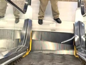¡SE DESCONCHIFLAN LAS ESCALERAS! - *PIDEN REVISIÓN DE PROTECCIÓN CIVIL