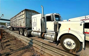 ¡IBAN A VUELTA DE RUEDA! - *EL TRAILERO SE DIO CUENTA DEMASIADO TARDE *IMPACTA TRES AUTOS Y UNO QUEDÓ VOLCADO!