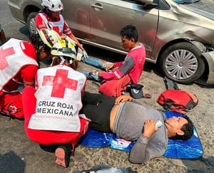 ¡HACEN CHUZA EN MOTO CONTRA AUTOMÓVIL! - *CUAUHTÉMOC Y ARIZMENDI