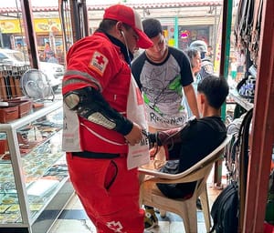 ¡NO LO ESCUCHÓ! - *DE PRONTO SE ATRAVESÓ *DISTRAÍDO CON SUS AUDÍFONOS LE PEGA EL TAXI! *MERCADO HIDALGO