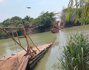 ¡SE CAEN DE LA PANGA CARRETAS CAÑERAS! - *SALVAN LA VIDA EL OPERADOR Y SU AYUDANTE