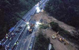 ¡SE DESPLOMA CARRETERA EN EL SUR DE CHINA, 36 MUERTOS!