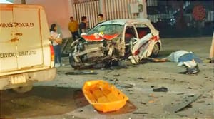 ¡MUERE EN EL ENCONTRONAZO! - *Un pasajero también resultó lesionado por el fuerte impacto de los vehículos