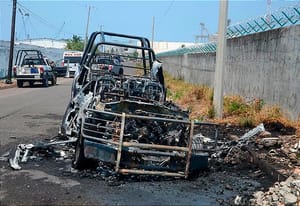 ¡LA PURA BATEA! - *Dos oficiales resultaron heridos en el intento de sofocar las llamas