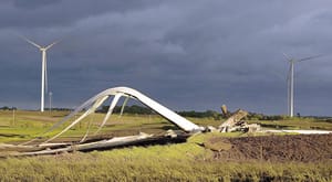 ¡ESTELA DE MUERTE DEJA TORNADO EN EU!