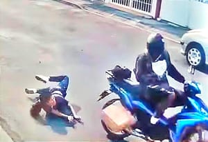 ¡ARREBATA BOLSAS! - *PASA JUNTO EN MOTO Y DA EL JALÓN