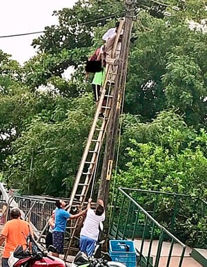 ¡REPARABA CABLES DE UN POSTE...!