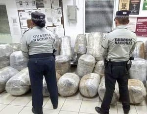 ¡“GOLPE”... DE SUERTE CONTRA EL NARCO! - *Vuelca camioneta con 500 kilos de droga en la México-Toluca