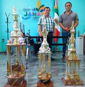 LOS TROFEOS DE LA LIGA REGIONAL DE BÉISBOL DE JAMAPA...!
