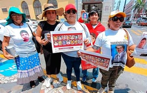 ¡BUSCAN SUS DESAPARECIDOS! - *Pegan carteles en el Centro Histórico  *Son del Colectivo Solecito