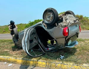 ¡UN VOLTEO MAL ESTACIONADO! - *TAXI CHOCADO Y MARCH VOLTEADO