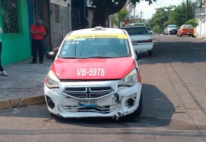 ¡CHOQUECITO DE 50 MIL EN LA COLONIA CHAPULTEPEC! - *COLISIONAN AUTOMOVILISTA Y UN TAXI