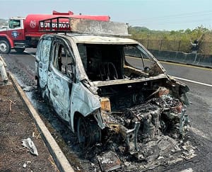 ¡SE QUEMÓ LA CAMIONETA DE LOS PASTELES! - *Veracruz-Cardel