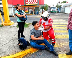 ¡SE DAN UN TRANCAZO MOTOCICLISTA Y AUTO!