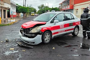 ¡LESIONADOS EN “TORTAZO”! - TAXI VS AUTOMÓVIL EN ECHEVEN Y PINO SUÁREZ