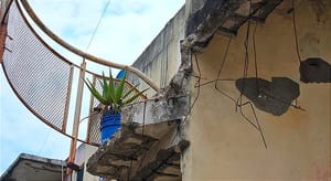 ¡COLAPSA ESCALERA Y AMA DE CASA PIERDE LA VIDA! - CAYÓ DEL TERCER PISO DEL CONDOMINIO