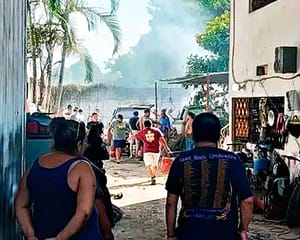 ¡A CUBETAZOS! - *LA SOLDADURA ALCANZÓ A LA GASOLINA *LOS VECINOS LO CONTROLAN