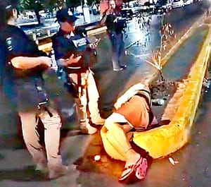 ¡ENCUENTRAN A MUJER INCONSCIENTE TIRADA EN EL BULEVAR! - MARTÍNEZ DE LA TORRE